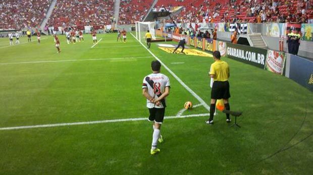Juninho faz gesto de organizada do Vasco para torcida do Flamengo